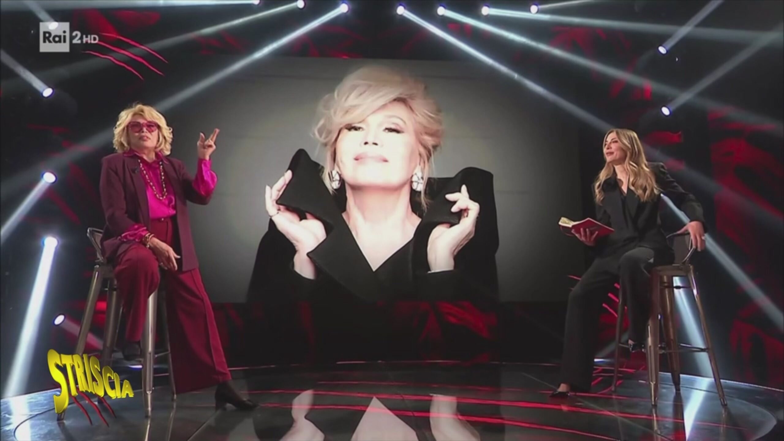 “La mia vita sessuale è un ricordo”: la confessione di Amanda Lear alla Fagnani