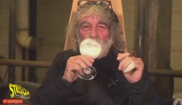 Mauro Corona sputa del latte in prima serata a È sempre Cartabianca