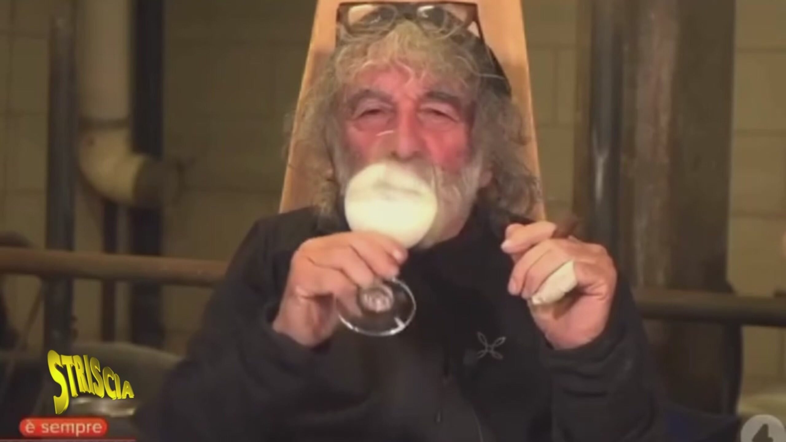 Mauro Corona sputa del latte in prima serata a È sempre Cartabianca