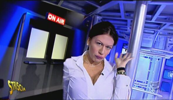 Nicole Minetti-Virginia Raffaele e la pole dance mostruosa