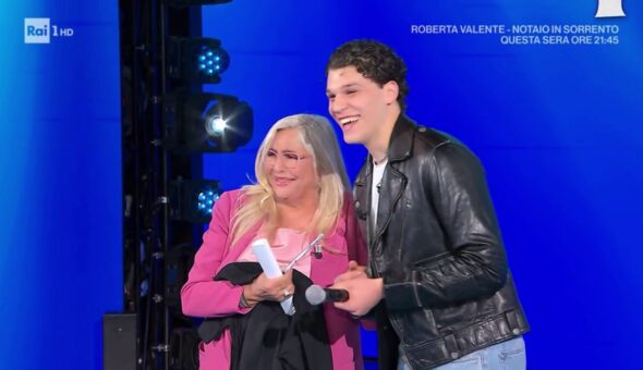 Mara Venier si dimentica Nicolò Filippucci, gaffe in diretta: «Non si può lavorare così!»