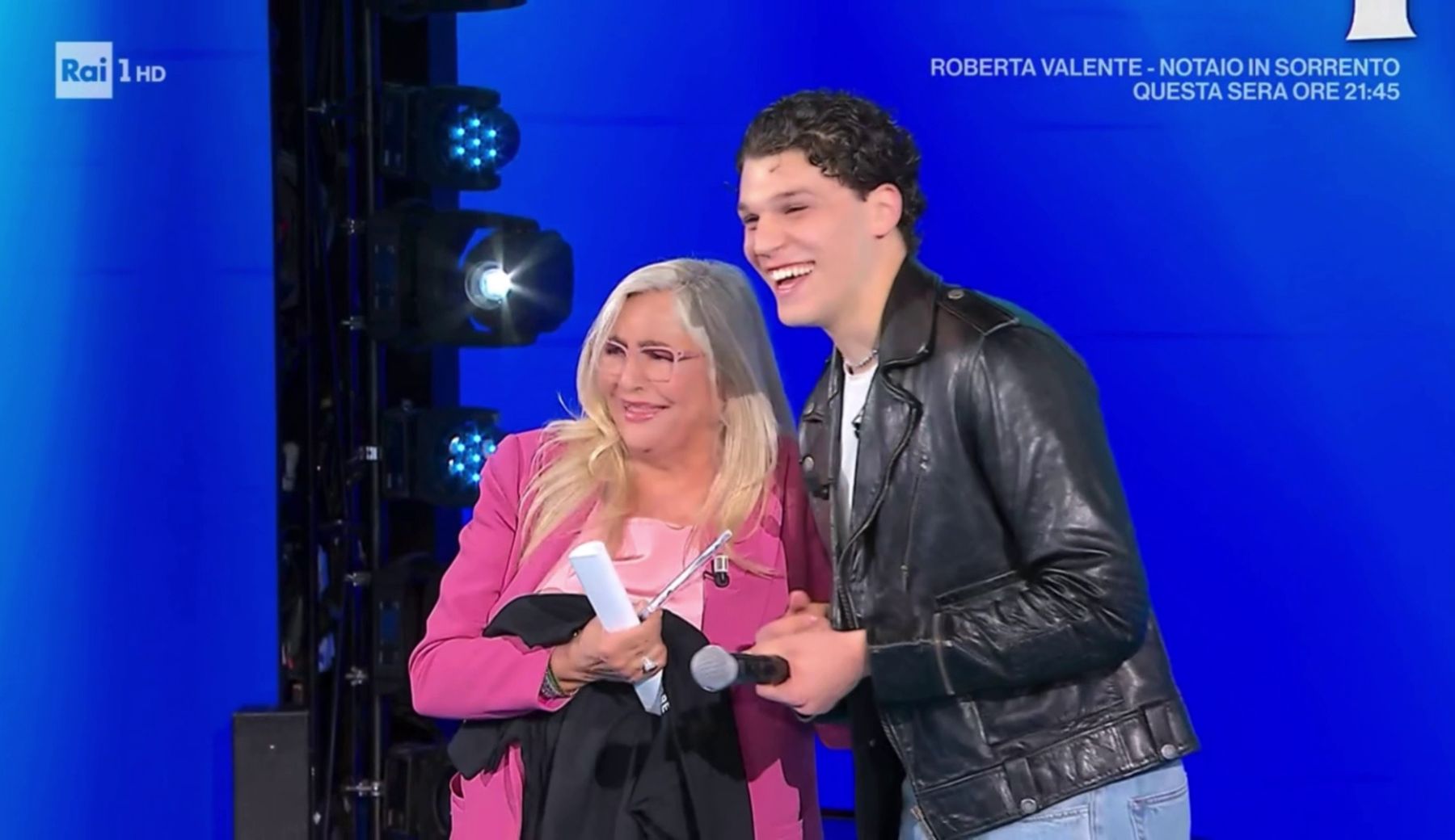 Mara Venier si dimentica Nicolò Filippucci, gaffe in diretta: «Non si può lavorare così!»
