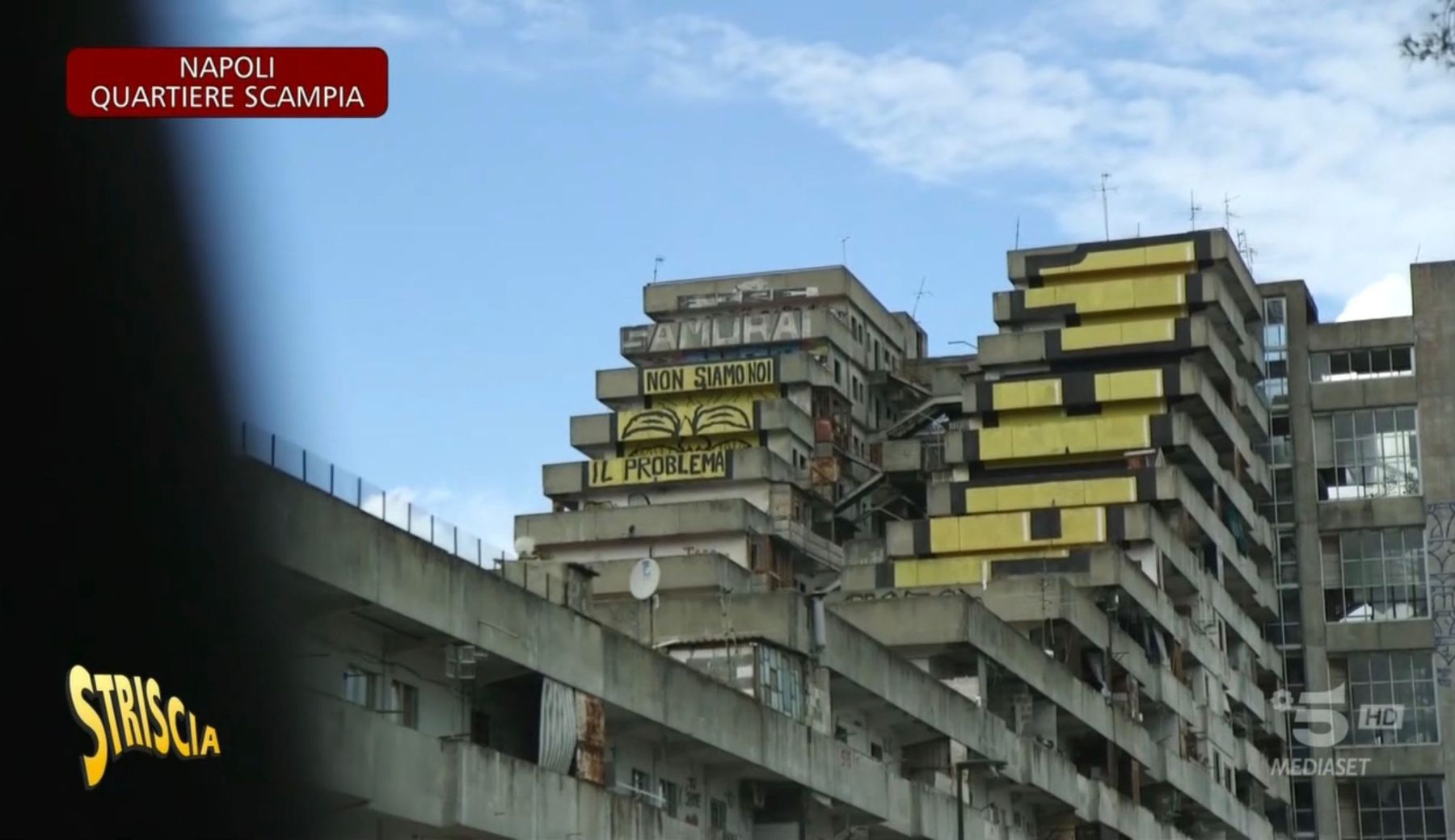 Scampia, crolla parte della Vela Rossa già in demolizione. I servizi di Striscia sui disagi e i pericoli per i residenti