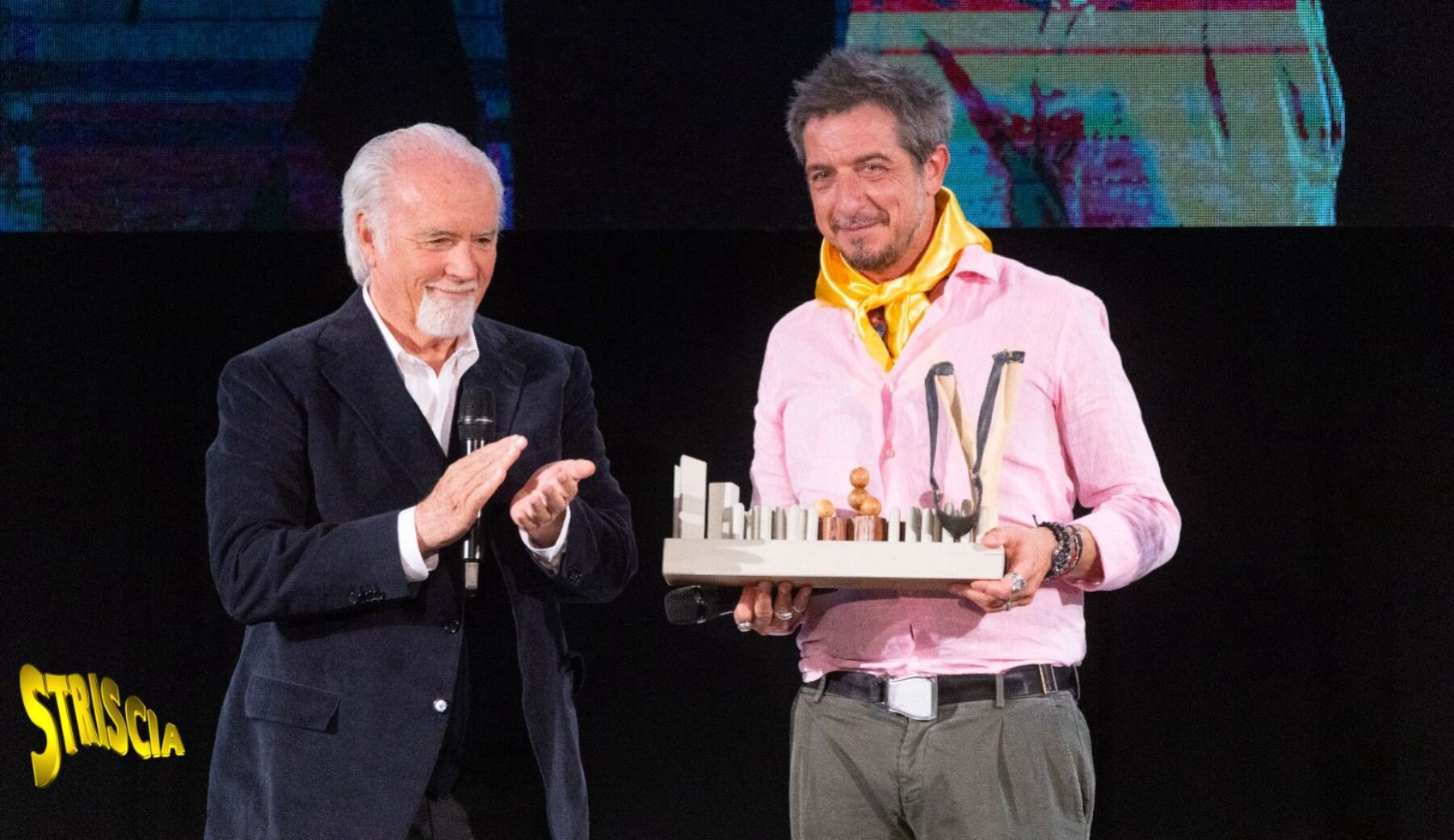 Antonio Ricci consegna a Paolo Ruffini il premio “Fionda di Legno 2026”: «Le fiondate vengono tirate ai potenti, in difesa dei più deboli»