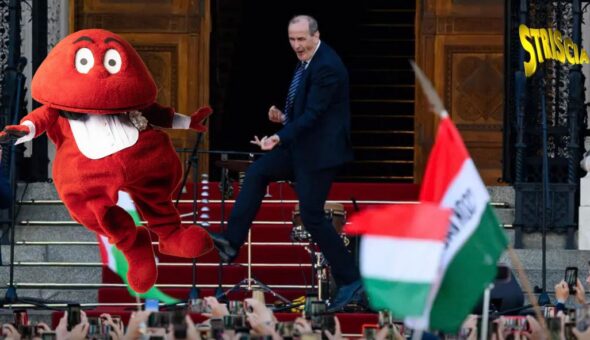 Il ministro della salute ungherese balla sulle note di “Bimba bum” del Gabibbo
