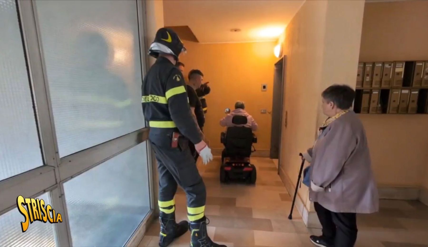 Varese, l’incubo senza fine dei condomini “prigionieri” per colpa di un ascensore sempre guasto nell’immobile comunale