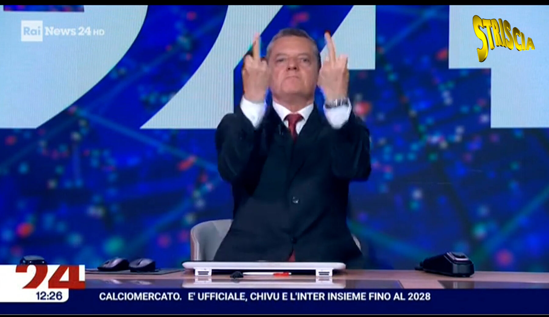 Fuori onda clamoroso: conduttore di RaiNews fa il dito medio alla regia
