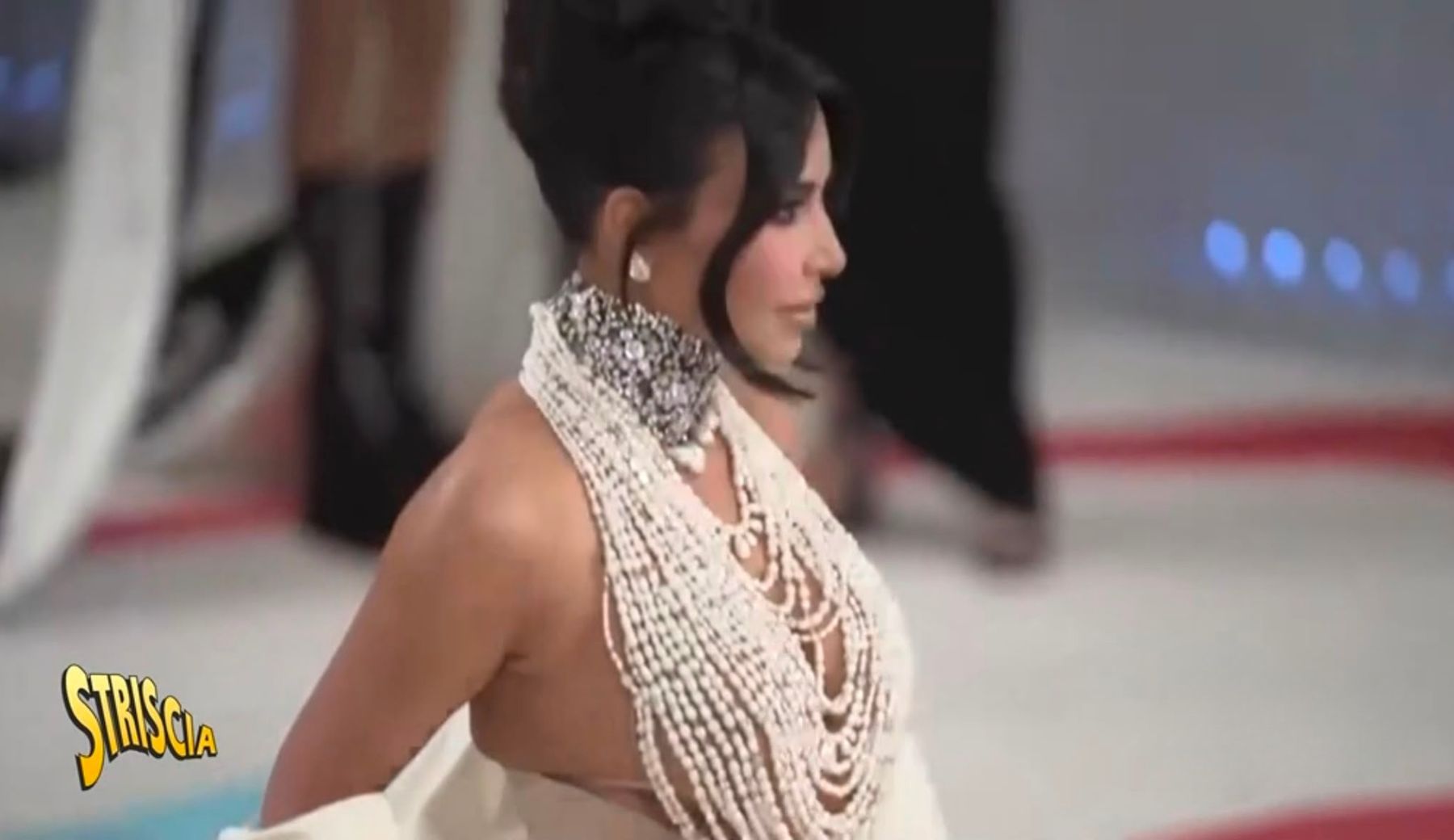 GP di Monaco, il look di Kim Kardashian infiamma il paddock di Hamilton