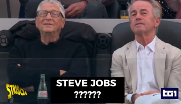 “Ai mondiali c’è anche Steve Jobs sugli spalti”… ma è Bill Gates! Papera clamorosa del Tg1 che riporta in vita il fondatore della Apple morto da 15 anni