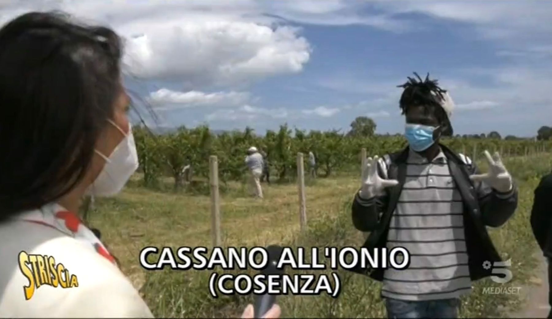 Mafia e caporalato: 4 braccianti bruciati vivi in Calabria. Striscia documentò il fenomeno nel 2020