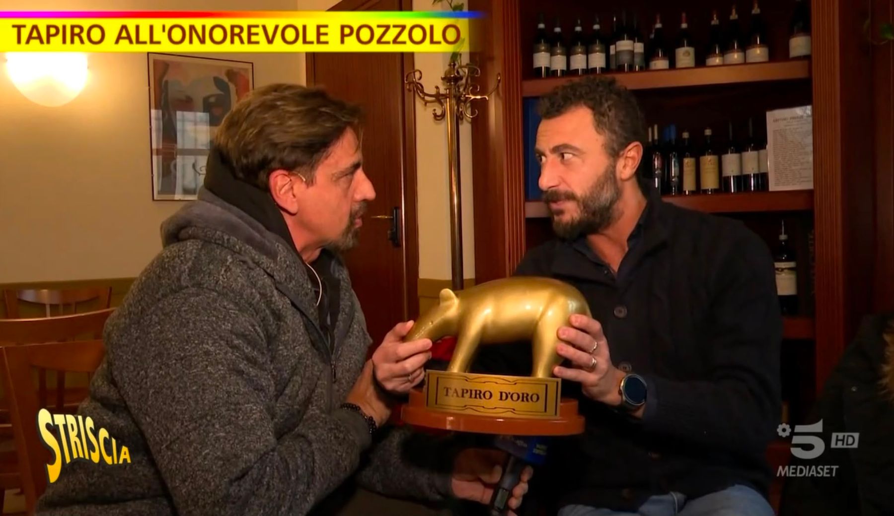 Emanuele Pozzolo e il Tapiro di Striscia per il caso dello “sparo di Capodanno”. Il deputato continua a far parlare di sé