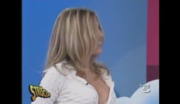 Le Veline Elena Barolo e Giorgia Palmas ballano sulle note di 