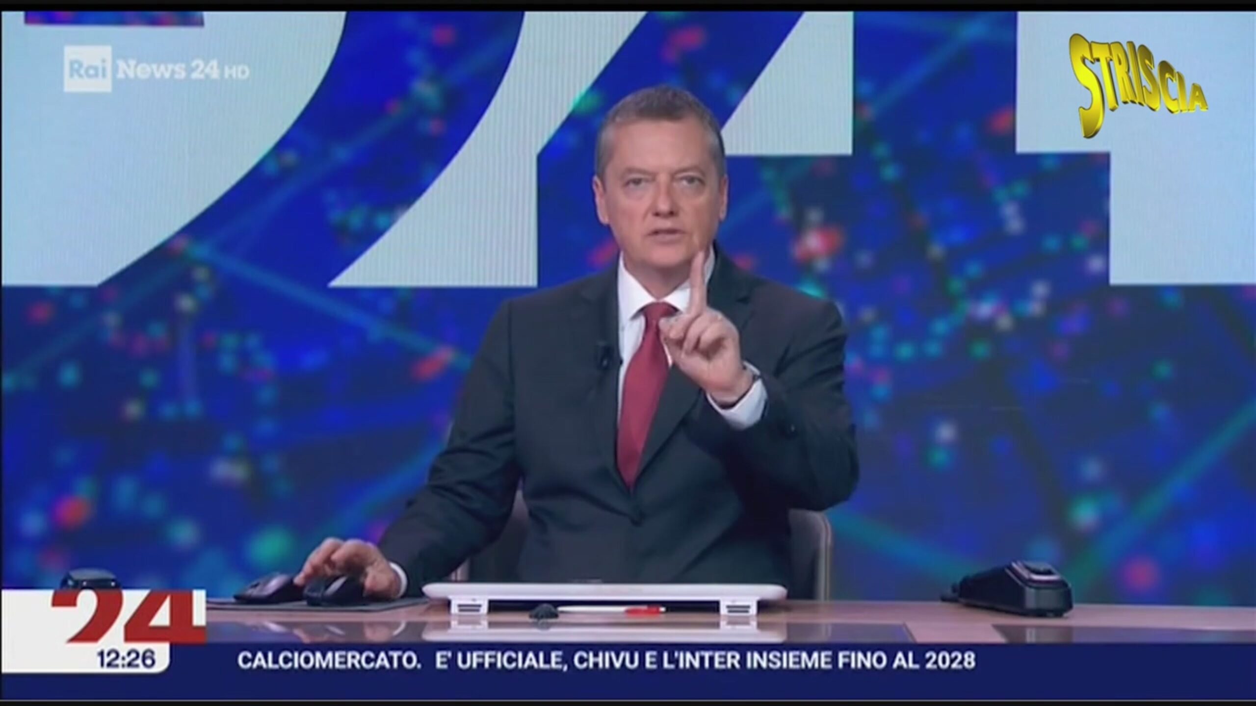 Crede di essere fuori onda e fa il dito medio alla regia: clamorosa papera del conduttore di RaiNews Alessandro Baracchini
