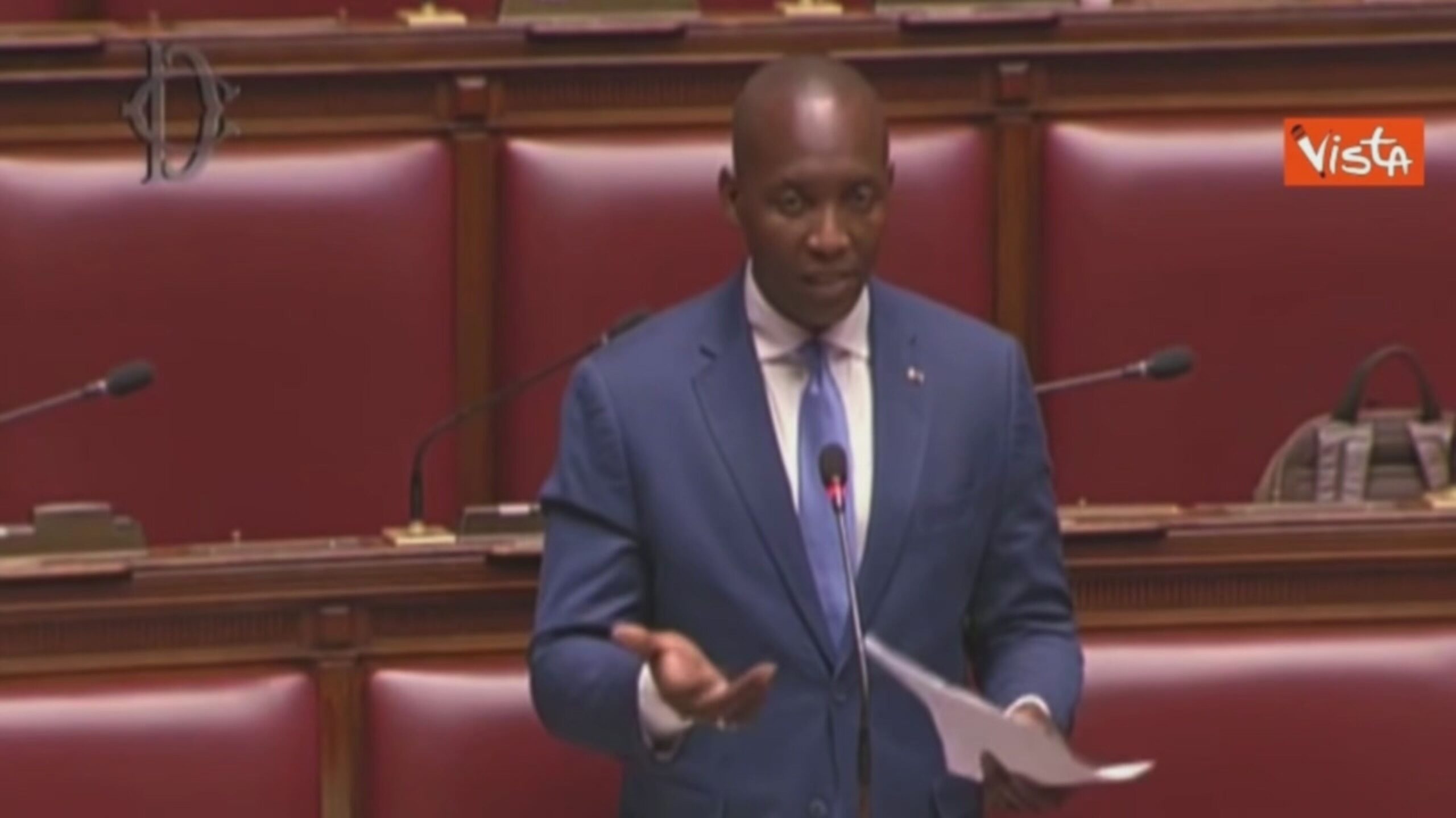 Scontro alla Camera dei Deputati, Soumahoro non viene inquadrato e litiga con Rampelli: “Lei cerca l’inquadratura, non siamo al cinema”