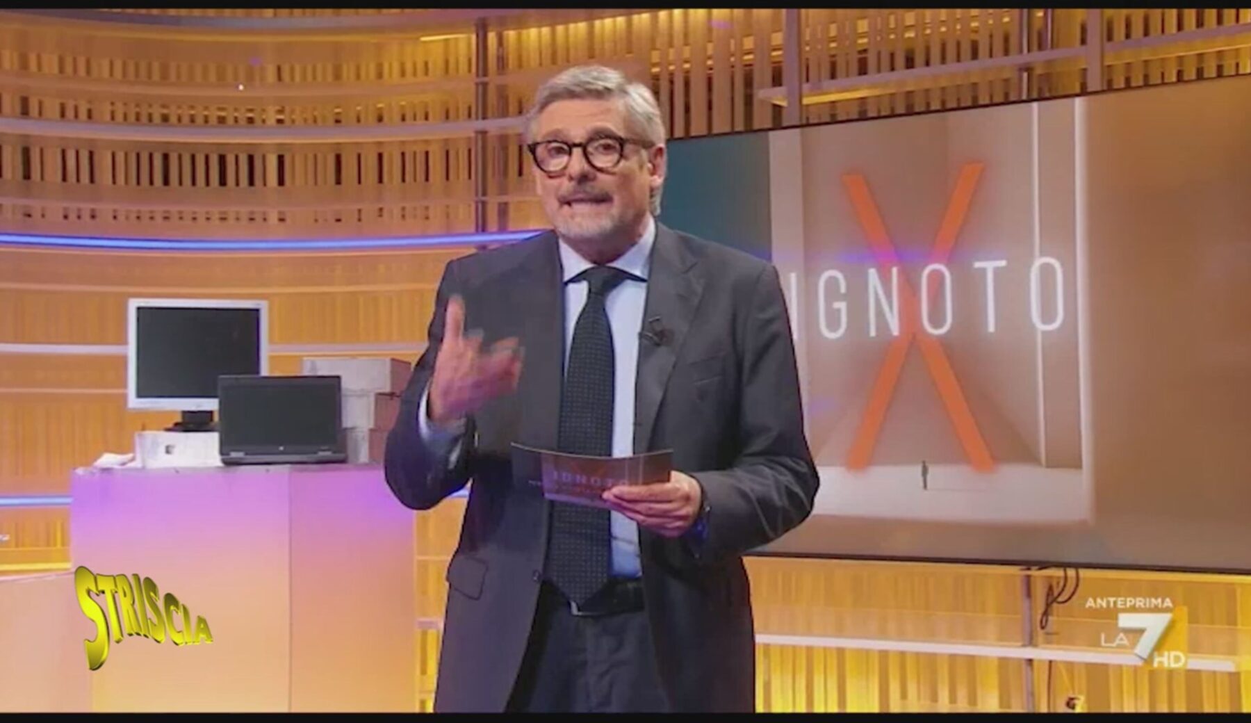 Gaffe incredibile del conduttore di La7 che sbaglia il nome del suo programma: «Tra pochissimo su Chi l’ha visto… su Ignoto X»