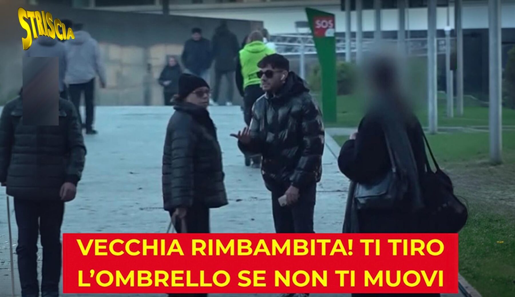 Milano, un uomo aggredisce la madre anziana: «Rincoglionita! Ti tiro l’ombrello se non ti muovi». L’esperimento sociale di Staffelli