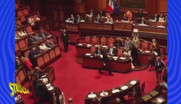 Rissa sfiorata al Senato durante le proteste del M5S sul caso Delmastro