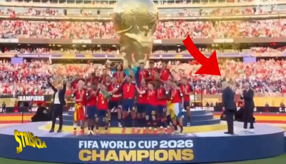 Figuraccia mondiale di Trump: prova a restare nella foto della Spagna durante la premiazione
